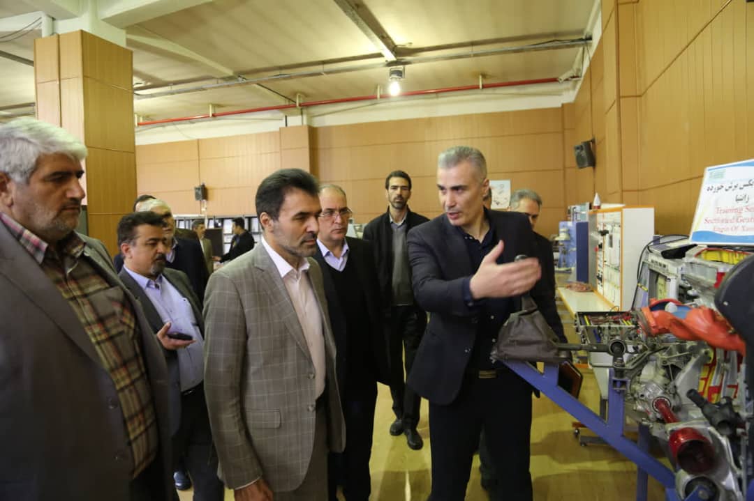 مدیرعامل صندوق ذخیره فرهنگیان در بازدید از کارخانجات صنایع آموزشی:  اولویت همه شرکتهای صندوق ذخیره باید سودآوری و توجه به اقتصاد دانش بنیان باشد
